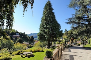 Ca. 600 m² großer privater Sonnengarten mit Barbecue