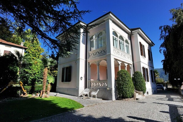 Die Wohnung befindet sich in einer historischen Villa aus dem Jahr 1890