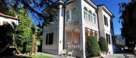 Die Wohnung befindet sich in einer historischen Villa aus dem Jahr 1890