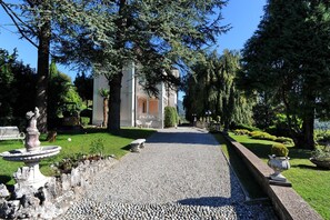 Ca. 600 m² großer privater Sonnengarten mit Barbecue