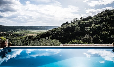 Villa privada situada en el centro con impresionantes vistas desde la piscina y terrazas.