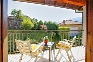 2. Balkon mit Sicht auf das sonnige Dorf
