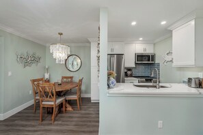 Dining & Kitchen