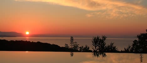 magnifique lever de soleil sur la piscine