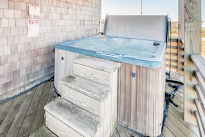 Surf-or-Sound-Realty-Point-Break-729-Hot-Tub