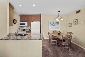 Dining & Kitchen
