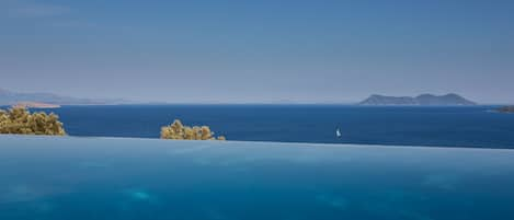 Infinity created from the pool and the beautiful sea view.