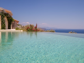 la villa Koumaria et sa belle piscine a débordement