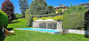 Ca. 9 m x 4 m großer Pool