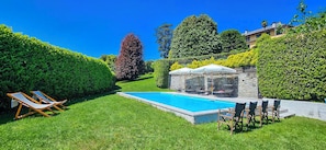 Ca. 9 m x 4 m großer Pool