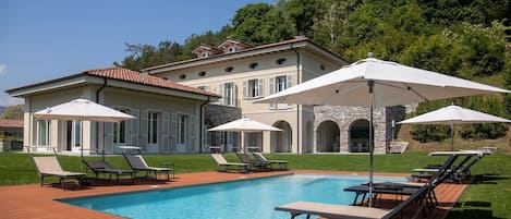 8½-Zimmer-Luxusvilla mit Pool