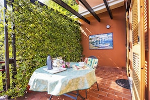 Ca. 10 m² großer Sonnenbalkon mit Markise und...