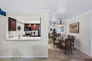 Dining & Kitchen