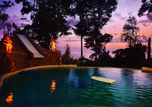 Infinity edge pool, ocean view,lite statues and waterslide.
Del Congos de Uvita