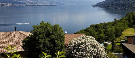 Ca. 12 m² große Terrasse mit einzigartiger See-, Insel- und Alpensicht