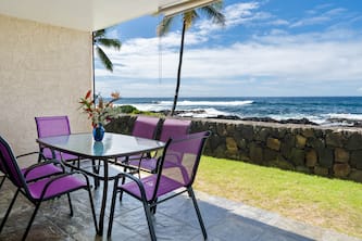 Incredible & Spacious Oceanfront Condo 🏝️ Walking Distance to Beach and Town!🩴 Kona Reef D-8
