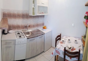 SA1(2): la cucina con la sala da pranzo
