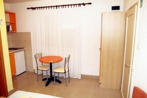 SA3 (2): kitchen and dining room