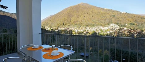 Ca. 12 m² großer Balkon mit wunderschöner Sicht auf Cannobio und den See