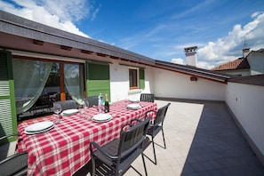 Ca. 32 mÂČ groĂer, teilĂŒberdachter Balkon