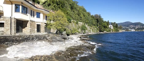 Freistehende Villa direkt am See