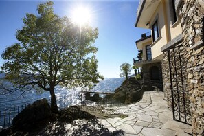 Ca. 105 m² große, sonnige Seeterrasse mit Traumseesicht