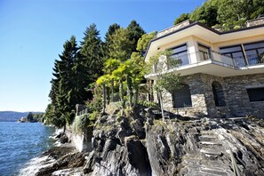 Freistehende Villa direkt am See