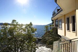 Freistehende Villa direkt am See
