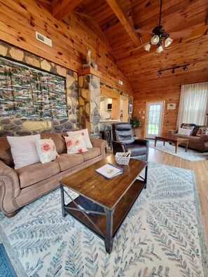 Spacious living room with plenty of seating!