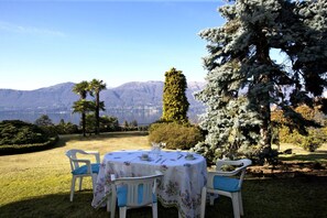 Ca. 15 m² große überdachte Terrasse mit gigantischer Sicht auf den See