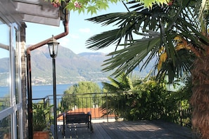 Ca. 12 m² große Terrasse mit herrlicher Seesicht