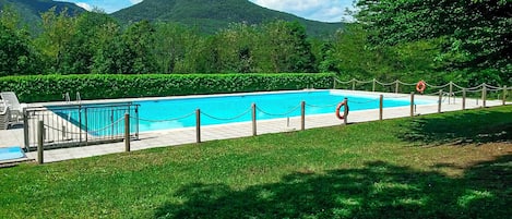 Großer solarbeheizter Pool (20 m x 8 m)