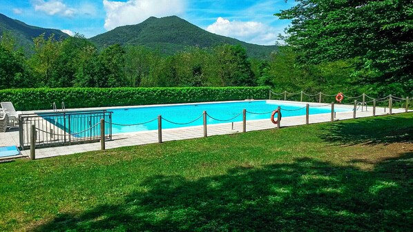 Großer solarbeheizter Pool (20 m x 8 m)