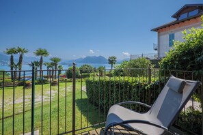 Ca. 12 m² großer, teilüberdachter Balkon mit Sicht auf den See und die umliegenden Berge