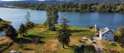 House sits on the Columbia River