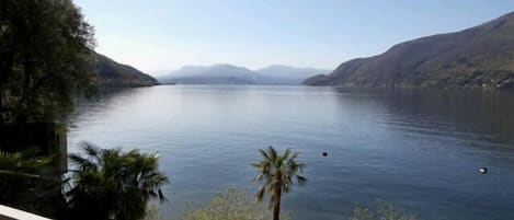 Gigantische Sicht auf den See und die gegenüber liegenden Berge