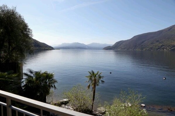 Gigantische Sicht auf den See und die gegenüber liegenden Berge