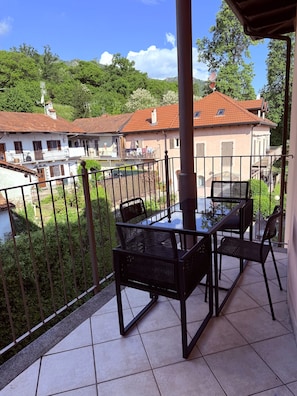 2., ca. 15 m² großer überdachter Sonnenbalkon mit schöner Sicht ins Grüne und auf die umliegenden Berge