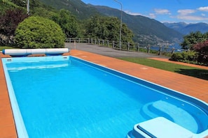 Teilansicht der Residenz mit Pool