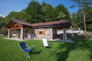 Ca. 600 m² großer, ebenerdiger Garten mit Barbecue