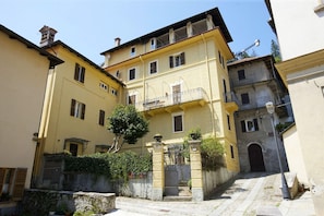 Die Wohnung liegt in der obersten Etage