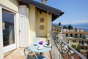 Ca. 6 m² großer Sonnenbalkon mit Traumseesicht