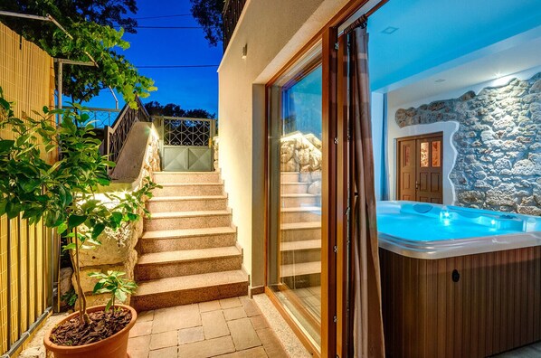 Outdoor spa tub