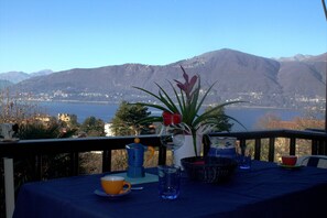 Überdachter Balkon mit Sonnenmarkise und Traumseesicht