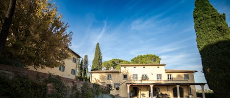 Casa Felice immersed in rolling hills and vineyards.