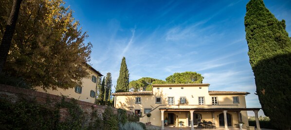 Casa Felice immersed in rolling hills and vineyards.