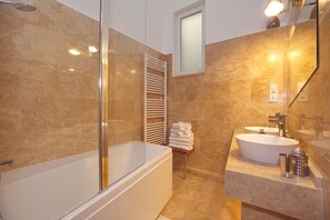 Bathroom, Bathtub with Shower Screen