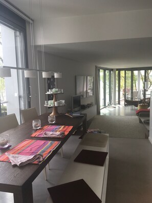 Der Blick vom Essplatz in den geräumigen Wohnraum