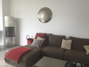 Der Kaminofen beim Loungesofa