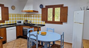 Fully fitted kitchen